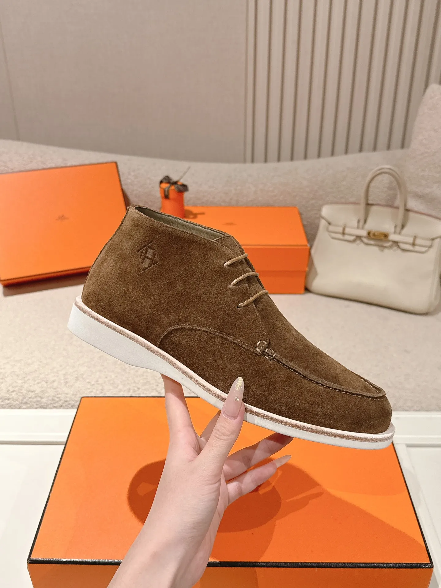 Men's Men's Shoes 660💰 Hermes men's size #26ss calfskin derby shoes, decorated with signature "H Diamant" details for a stylish and casual style. Fabric: Cow suede Lining: Mixed sheep lining Outsole: Genuine leather welt + original TPU Bottom thickness: 3CM Code number: 39-45 (customized at 46.47)